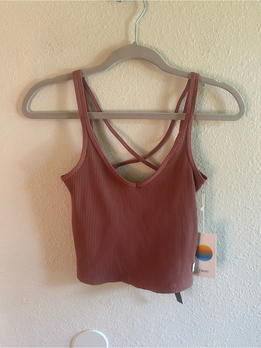 NWT Vuori Ribbed Cross-Strap Crop Top Built in Bra Rosewood XS Athletic Gym Yoga